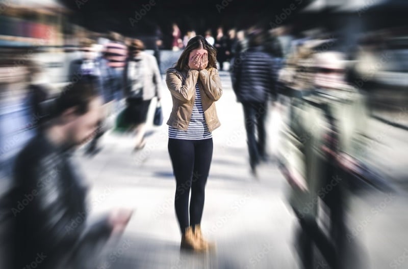 Mulher com ansiedade na rua.