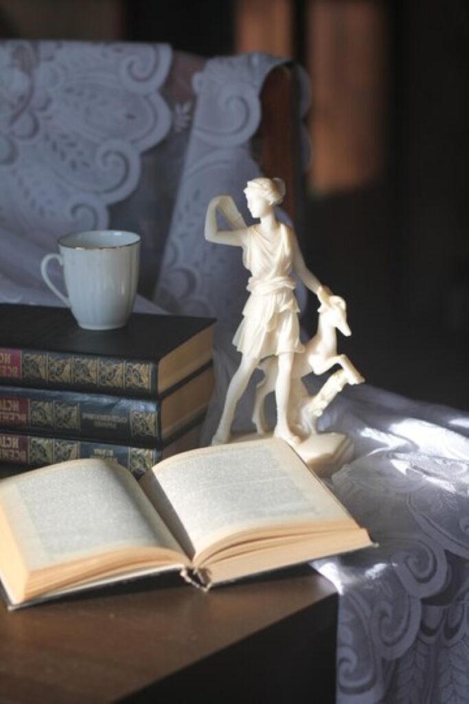 Literatura clássica e estátua de porcelana sobre livros